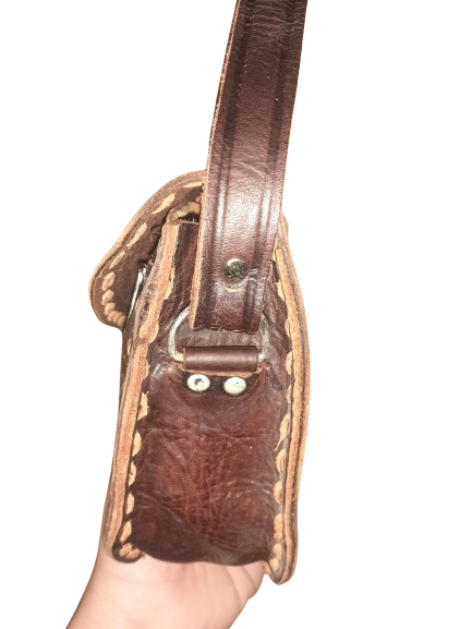 Bolso ovalado hebilla mediano labrado-1